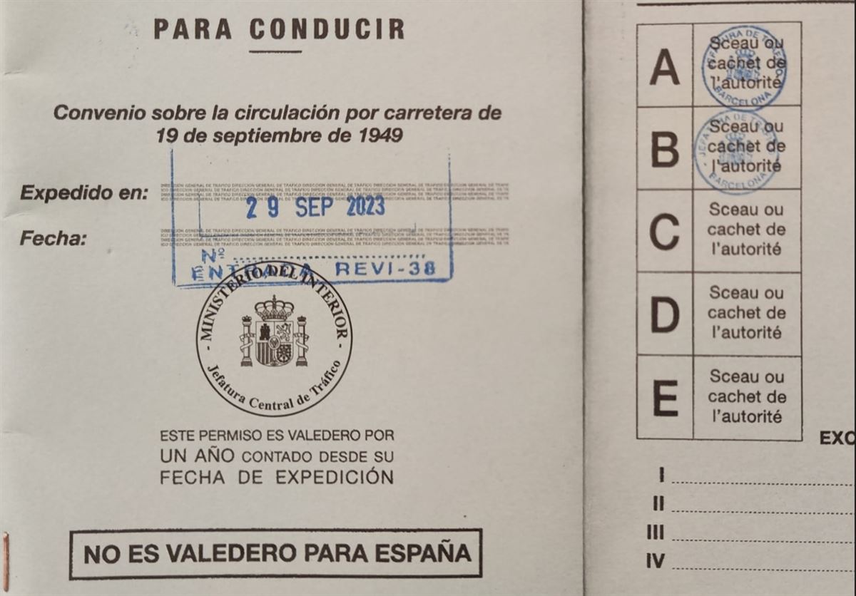Permiso de conducir internacional con los sellos A (moto) y B (coche)